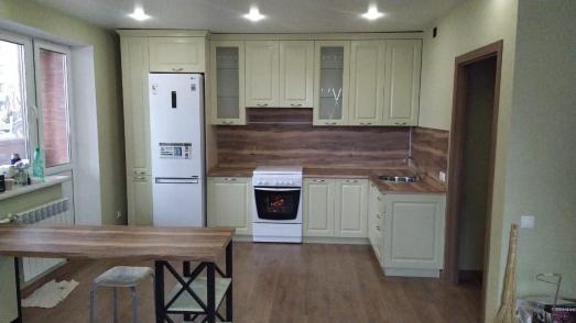Белая кухня с высокими шкафчиками