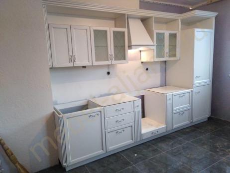 Кухни — Белая кухня со стеклянными фасадами — фото