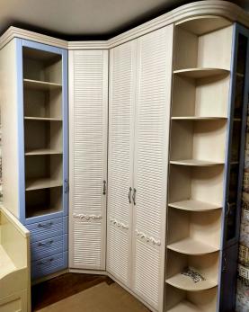 Шкафы и комоды — Шкаф угловой в классическом стиле — фото
