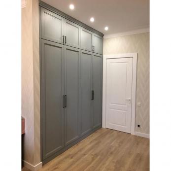 Шкафы и комоды — Шкаф классический с серыми фасадами — фото