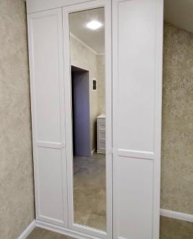 Шкафы и комоды — Шкаф белый с зеркалом — фото